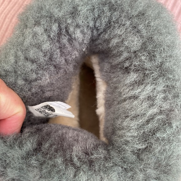 Girls UGGS - Picture 4 of 12